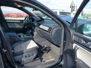 2017 Volkswagen Touareg Wolfsburg Edition z VIN WVGRF7BP6HD006748, wystawiony jako IAAI lot #41483215 z przebiegiem 97 816 mil mil oraz . Historia ofert i sprzedaży dostępna na DreamBid. Obrazek 5.