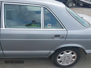 1987 Mercedes-Benz 300 SDL z VIN WDBCB25D6HA329689, wystawiony jako IAAI lot #42438703 z przebiegiem 237 677 mil mil oraz . Historia ofert i sprzedaży dostępna na DreamBid. Obrazek 14.