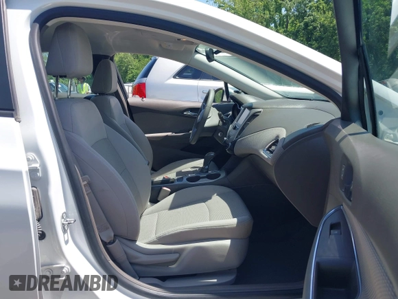 2017 Chevrolet Cruze LS z VIN 1G1BC5SM6H7257771, wystawiony jako IAAI lot #42211908 z przebiegiem 90 005 mil mil oraz . Historia ofert i sprzedaży dostępna na DreamBid. Obrazek 5.