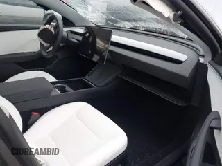 2025 Tesla Model 3 Long Range z VIN 5YJ3E1EA2SF885408, wystawiony jako IAAI lot #41778498 z przebiegiem 1 566 mil mil oraz . Historia ofert i sprzedaży dostępna na DreamBid. Obrazek 5.