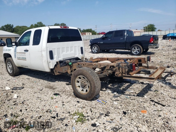 2013 GMC Sierra 3500HD Work Truck z VIN 1GD512C86DZ409861, wystawiony jako Copart lot #66929764 z przebiegiem 218 451 mil mil oraz Nie do naprawy. Historia ofert i sprzedaży dostępna na DreamBid. Obrazek 2.