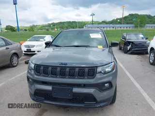 2024 Jeep Compass Latitude z VIN 3C4NJDBN4RT578170, wystawiony jako IAAI lot #42237990 z przebiegiem 17 265 mil mil oraz . Historia ofert i sprzedaży dostępna na DreamBid. Obrazek 13.