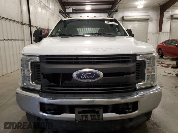 2017 Ford F-250 Lariat z VIN 1FT7W2B6XHEB62470, wystawiony jako Copart lot #57589055 z przebiegiem 131 273 mil mil oraz Czysty tytuł • Clean title. Historia ofert i sprzedaży dostępna na DreamBid. Obrazek 5.