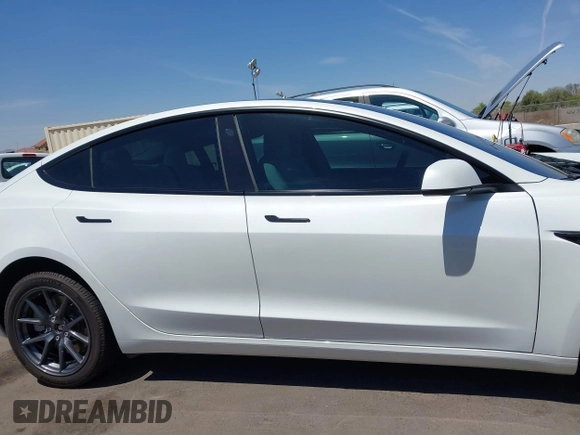 2022 Tesla Model 3 Long Range z VIN 5YJ3E1EB3NF348267, wystawiony jako IAAI lot #42323616 z przebiegiem Nie podano mil oraz . Historia ofert i sprzedaży dostępna na DreamBid. Obrazek 12.