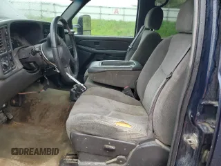 2005 Chevrolet Silverado 1500HD LT z VIN 1GCGK13UX5F820751, wystawiony jako Copart lot #57656495 z przebiegiem 246 321 mil mil oraz Czysty tytuł • Clean title. Historia ofert i sprzedaży dostępna na DreamBid. Obrazek 7.