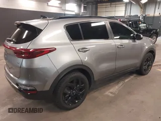 2020 Kia Sportage EX z VIN KNDPNCAC6L7696725, wystawiony jako IAAI lot #41837807 z przebiegiem 51 817 mil mil oraz . Historia ofert i sprzedaży dostępna na DreamBid. Obrazek 4.