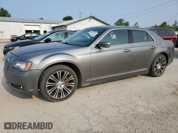 2012 Chrysler 300 S z VIN 2C3CCABGXCH140579, wystawiony jako Copart lot #60476205 z przebiegiem 288 209 mil mil oraz Czysty tytuł • Clean title. Historia ofert i sprzedaży dostępna na DreamBid. Obrazek 1.