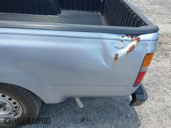1990 Toyota Pickup z VIN JT4RN81R2L0043473, wystawiony jako IAAI lot #42410597 z przebiegiem 27 697 mil mil oraz . Historia ofert i sprzedaży dostępna na DreamBid. Obrazek 6.