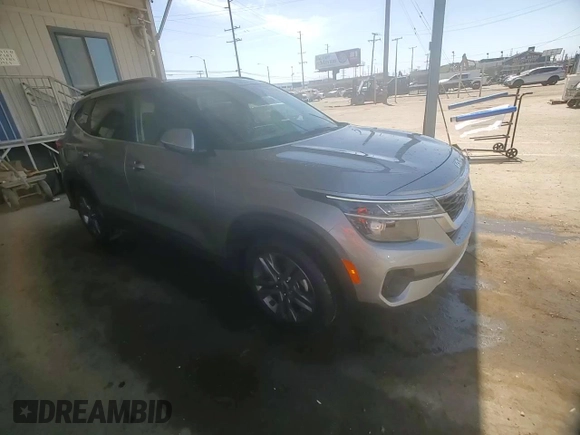 2023 Kia Seltos S z VIN KNDEU2AA8P7385323, wystawiony jako Copart lot #52816795 z przebiegiem 24 351 mil mil oraz Szkoda całkowita • Salvage title. Historia ofert i sprzedaży dostępna na DreamBid. Obrazek 12.