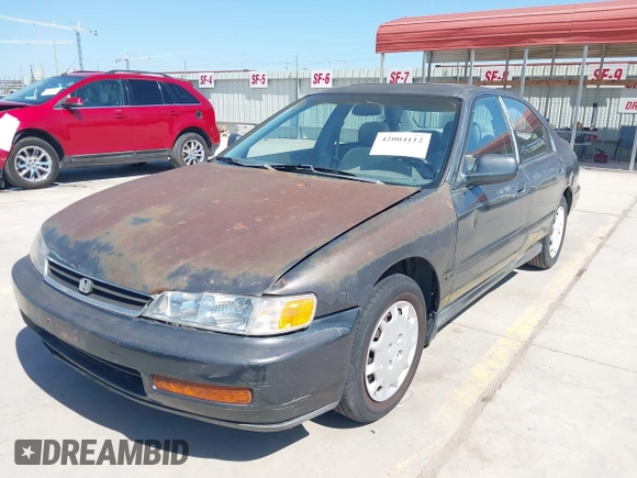 1996 Honda Accord LX with VIN 1HGCD5633TA286104, listed as a IAAI auction lot 42004112 with 186,586 mi miles and . Bid and sale history available at carsss.com. Image 2.