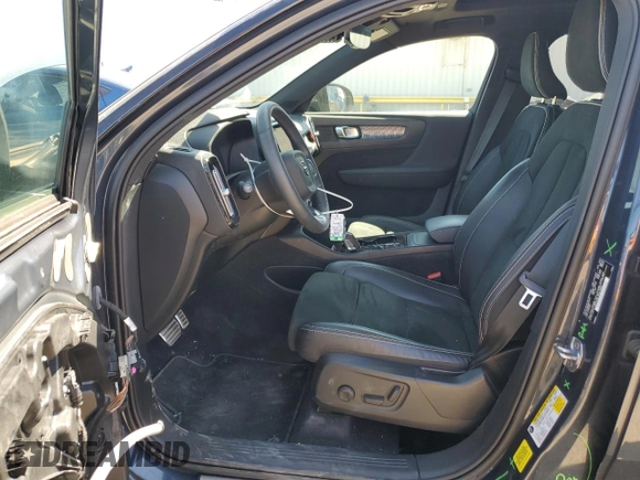 2022 Volvo XC40 R-Design with VIN YV4162UM5N2695970, listed as a Copart auction lot 50419705 with 25,664 mi miles and Salvage title. Bid and sale history available at DreamBid. Image 7.