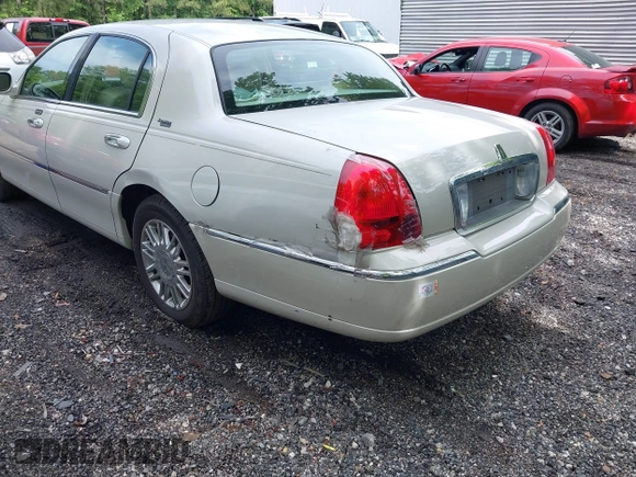 2006 Lincoln Town Car Signature Limited z VIN 1LNHM82V26Y619302, wystawiony jako IAAI lot #42333085 z przebiegiem 176 879 mil mil oraz . Historia ofert i sprzedaży dostępna na DreamBid. Obrazek 6.