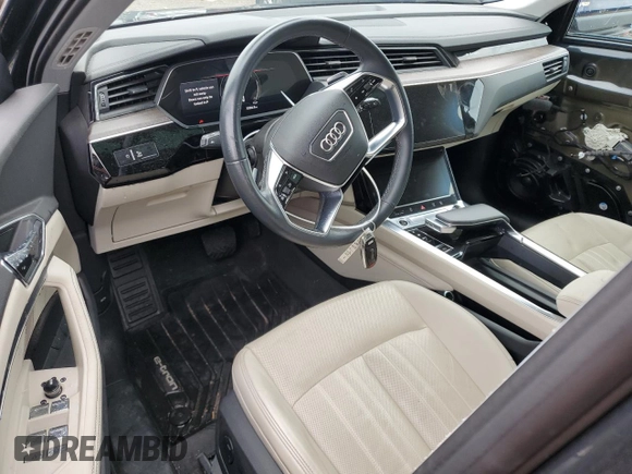 2022 Audi e-tron Premium Plus z VIN WA1LAAGE9NB010971, wystawiony jako Copart lot #51066514 z przebiegiem 26 885 mil mil oraz Szkoda całkowita • Salvage title. Historia ofert i sprzedaży dostępna na DreamBid. Obrazek 8.