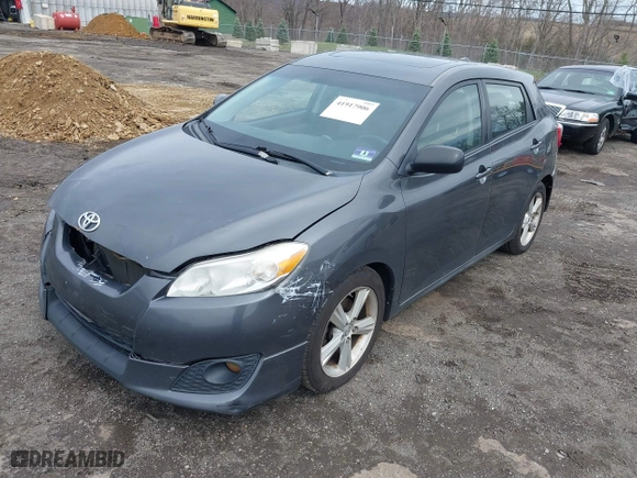 2009 Toyota Matrix S with VIN 2T1LE40E99C004133, listed as a IAAI auction lot 41917906 with 213,996 mi miles. Bid and sale history available at carsss.com. Image 2.