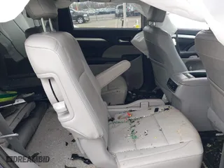 2019 Toyota Highlander SE with VIN 5TDJZRFH7KS952229, listed as a IAAI auction lot 41724179 with 107,315 mi miles. Bid and sale history available at carsss.com. Image 8.
