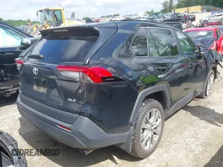 2024 Toyota RAV4 XLE Premium z VIN 2T3C1RFV5RC273009, wystawiony jako IAAI lot #42203695 z przebiegiem 21 641 mil mil oraz . Historia ofert i sprzedaży dostępna na DreamBid. Obrazek 4.