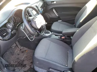 2018 Volkswagen Beetle S z VIN 3VWFD7AT7JM700755, wystawiony jako Copart lot #44312585 z przebiegiem 92 694 mil mil oraz Szkoda całkowita • Salvage title. Historia ofert i sprzedaży dostępna na DreamBid. Obrazek 7.