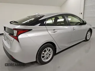 2021 Toyota Prius L Eco z VIN JTDKAMFU0M3140335, wystawiony jako Copart lot #61955845 z przebiegiem 96 071 mil mil oraz Czysty tytuł • Clean title. Historia ofert i sprzedaży dostępna na DreamBid. Obrazek 3.