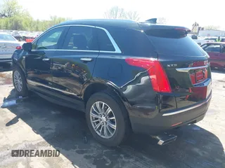 2017 Cadillac XT5 Luxury FWD z VIN 1GYKNBRS7HZ227732, wystawiony jako IAAI lot #42035099 z przebiegiem 76 260 mil mil oraz . Historia ofert i sprzedaży dostępna na DreamBid. Obrazek 3.