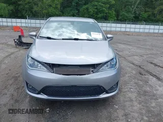 2019 Chrysler Pacifica Touring Plus z VIN 2C4RC1FG0KR574955, wystawiony jako IAAI lot #42254948 z przebiegiem 82 423 mil mil oraz . Historia ofert i sprzedaży dostępna na DreamBid. Obrazek 13.