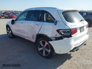 2022 Mercedes-Benz GLC with VIN W1N0G8DB7NG106295, listed as a IAAI auction lot 41842882 with 30,526 mi miles. Bid and sale history available at carsss.com. Image 3.