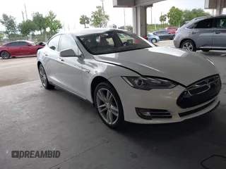 2014 Tesla Model S 60 z VIN 5YJSA1S16EFP53350, wystawiony jako IAAI lot #42239753 z przebiegiem 104 985 mil mil oraz . Historia ofert i sprzedaży dostępna na DreamBid. Obrazek 1.