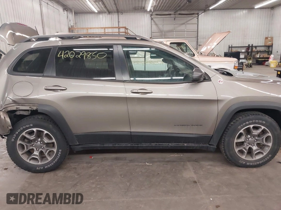 2021 Jeep Cherokee Trailhawk z VIN 1C4PJMBX5MD231018, wystawiony jako IAAI lot #42029850 z przebiegiem 66 525 mil mil oraz . Historia ofert i sprzedaży dostępna na DreamBid. Obrazek 14.