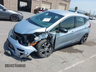 2017 Chevrolet Bolt EV Premier z VIN 1G1FX6S05H4141097, wystawiony jako IAAI lot #42164351 z przebiegiem 93 210 mil mil oraz . Historia ofert i sprzedaży dostępna na DreamBid. Obrazek 2.