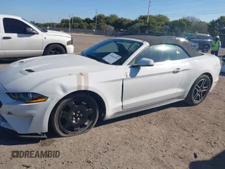 2019 Ford Mustang EcoBoost z VIN 1FATP8UH8K5162526, wystawiony jako IAAI lot #41846704 z przebiegiem 84 527 mil mil oraz . Historia ofert i sprzedaży dostępna na DreamBid. Obrazek 18.