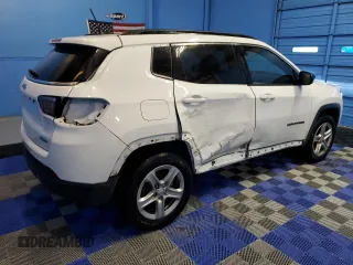 2023 Jeep Compass Latitude z VIN 3C4NJDBN0PT553621, wystawiony jako Copart lot #61347185 z przebiegiem 51 588 mil mil oraz Czysty tytuł • Clean title. Historia ofert i sprzedaży dostępna na DreamBid. Obrazek 3.