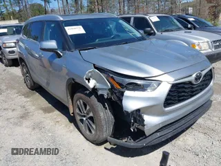 2024 Toyota Highlander LE z VIN 5TDKDRAH1RS528243, wystawiony jako IAAI lot #41868978 z przebiegiem 44 988 mil mil oraz . Historia ofert i sprzedaży dostępna na DreamBid. Obrazek 1.