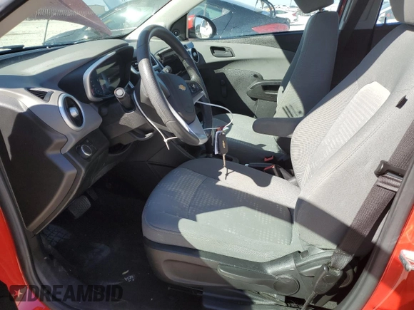 2019 Chevrolet Sonic LS z VIN 1G1JB5SB6K4147597, wystawiony jako Copart lot #46031495 z przebiegiem 59 905 mil mil oraz Szkoda całkowita • Salvage title. Historia ofert i sprzedaży dostępna na DreamBid. Obrazek 7.