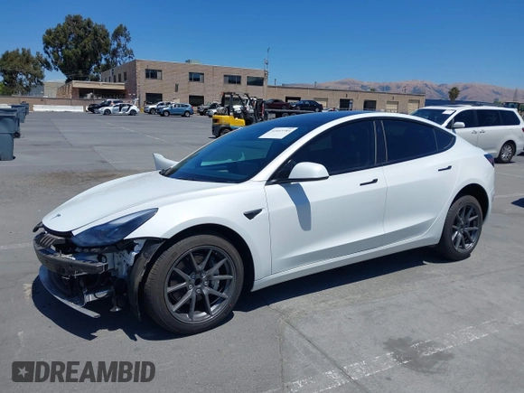 2023 Tesla Model 3 z VIN 5YJ3E1EA4PF454754, wystawiony jako IAAI lot #42665785 z przebiegiem 5 218 mil mil oraz . Historia ofert i sprzedaży dostępna na DreamBid. Obrazek 2.