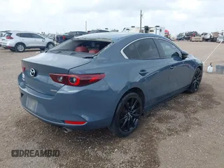 2022 Mazda 3 Carbon Edition z VIN 3MZBPACL7NM313242, wystawiony jako IAAI lot #42095279 z przebiegiem 30 787 mil mil oraz . Historia ofert i sprzedaży dostępna na DreamBid. Obrazek 4.