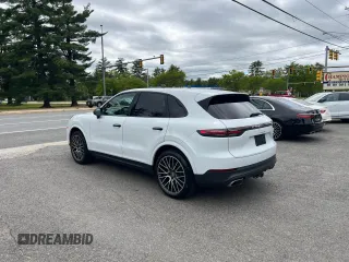2019 Porsche Cayenne z VIN WP1AA2AY8KDA14157, wystawiony jako Copart lot #57858365 z przebiegiem 121 791 mil mil oraz Czysty tytuł • Clean title. Historia ofert i sprzedaży dostępna na DreamBid. Obrazek 3.