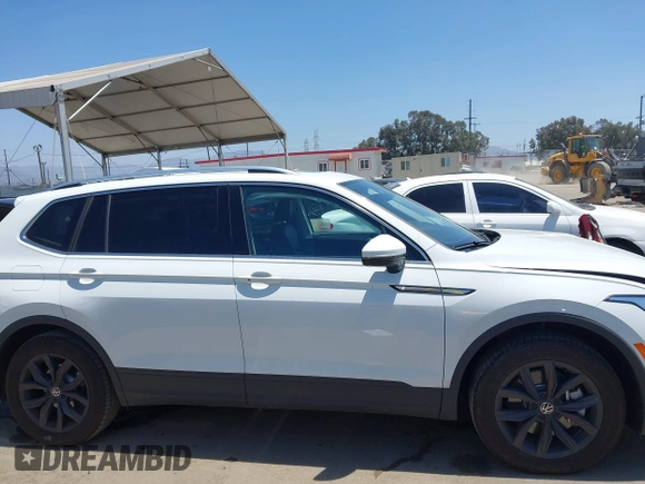 2024 Volkswagen Tiguan SE z VIN 3VVNB7AX4RM198923, wystawiony jako IAAI lot #42312597 z przebiegiem 6 827 mil mil oraz . Historia ofert i sprzedaży dostępna na DreamBid. Obrazek 13.