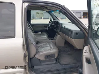 2000 Chevrolet Suburban LT with VIN 3GNFK16T6YG225016, listed as a IAAI auction lot 41702840 with 271,832 mi miles. Bid and sale history available at carsss.com. Image 5.