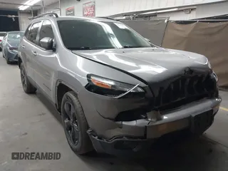 2018 Jeep Cherokee Latitude z VIN 1C4PJMCX3JD579569, wystawiony jako IAAI lot #42347011 z przebiegiem 129 990 mil mil oraz . Historia ofert i sprzedaży dostępna na DreamBid. Obrazek 1.
