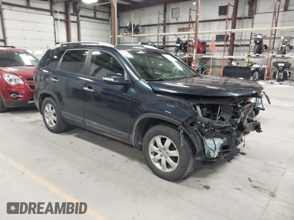 2013 Kia Sorento LX z VIN 5XYKT4A61DG371260, wystawiony jako IAAI lot #42045122 z przebiegiem 120 707 mil mil oraz . Historia ofert i sprzedaży dostępna na DreamBid. Obrazek 1.