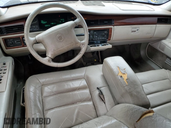 1995 Cadillac DeVille z VIN 1G6KD52B3SU243924, wystawiony jako Copart lot #56945395 z przebiegiem 72 878 mil mil oraz Szkoda całkowita • Salvage title. Historia ofert i sprzedaży dostępna na DreamBid. Obrazek 8.