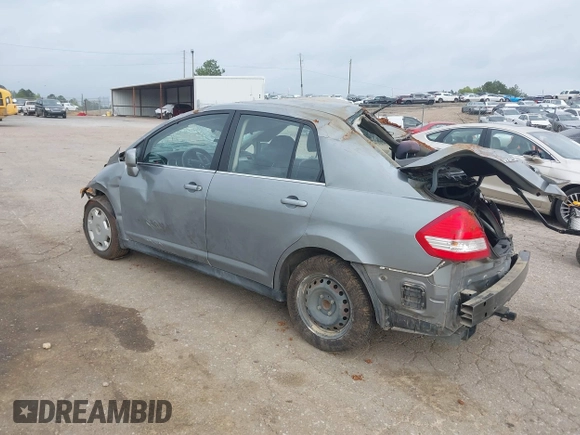 2008 Nissan Versa S z VIN 3N1BC11E78L431839, wystawiony jako IAAI lot #41956377 z przebiegiem 121 071 mil mil oraz . Historia ofert i sprzedaży dostępna na DreamBid. Obrazek 3.