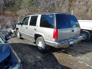 1998 Chevrolet Tahoe z VIN 1GNEK13R7WJ367763, wystawiony jako IAAI lot #41442910 z przebiegiem 270 488 mil mil oraz . Historia ofert i sprzedaży dostępna na DreamBid. Obrazek 3.