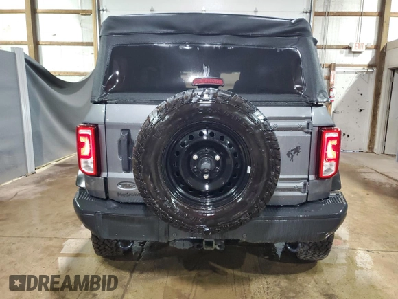 2021 Ford Bronco z VIN 1FMEE5DHXMLA92853, wystawiony jako Copart lot #51822135 z przebiegiem 34 894 mil mil oraz Szkoda całkowita • Salvage title. Historia ofert i sprzedaży dostępna na DreamBid. Obrazek 6.