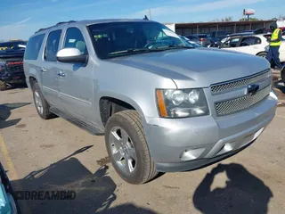 2014 Chevrolet Suburban LT with VIN 1GNSCJE0XER131638, listed as a IAAI auction lot 41305777 with 200,962 mi miles. Bid and sale history available at carsss.com. Image 1.