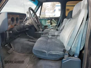 1989 GMC Suburban z VIN 1GKGV26K0KF517730, wystawiony jako Copart lot #41437715 z przebiegiem 21 423 mil mil oraz Szkody całkowita. Historia ofert i sprzedaży dostępna na DreamBid. Obrazek 7.
