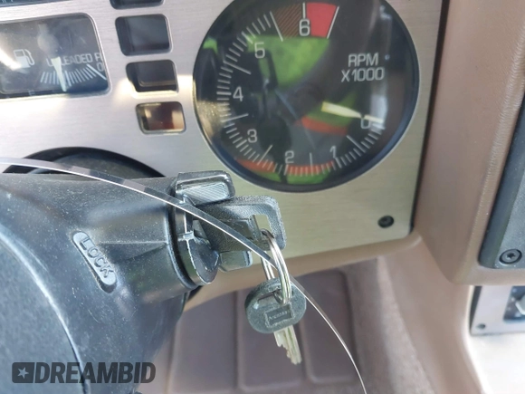 1986 Pontiac Fiero z VIN 1G2PF3790GP231392, wystawiony jako IAAI lot #41870267 z przebiegiem 156 718 mil mil oraz . Historia ofert i sprzedaży dostępna na DreamBid. Obrazek 11.