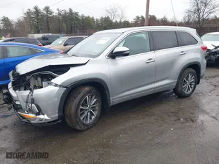 2018 Toyota Highlander SE with VIN 5TDJZRFH9JS865673, listed as a IAAI auction lot 41800237 with NaN miles. Bid and sale history available at carsss.com. Image 17.