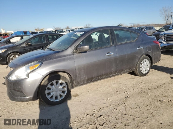 2016 Nissan Versa S z VIN 3N1CN7AP5GL869356, wystawiony jako Copart lot #48199605 z przebiegiem 87 875 mil mil oraz Szkoda całkowita • Salvage title. Historia ofert i sprzedaży dostępna na DreamBid. Obrazek 1.