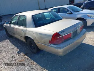 1999 Mercury Grand Marquis GS z VIN 2MEFM74W6XX626426, wystawiony jako IAAI lot #42231219 z przebiegiem 121 406 mil mil oraz . Historia ofert i sprzedaży dostępna na DreamBid. Obrazek 3.
