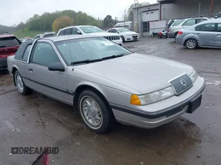 1990 Mercury Cougar z VIN 1MEPM6046LH630327, wystawiony jako IAAI lot #42112236 z przebiegiem 61 933 mil mil oraz . Historia ofert i sprzedaży dostępna na DreamBid. Obrazek 1.